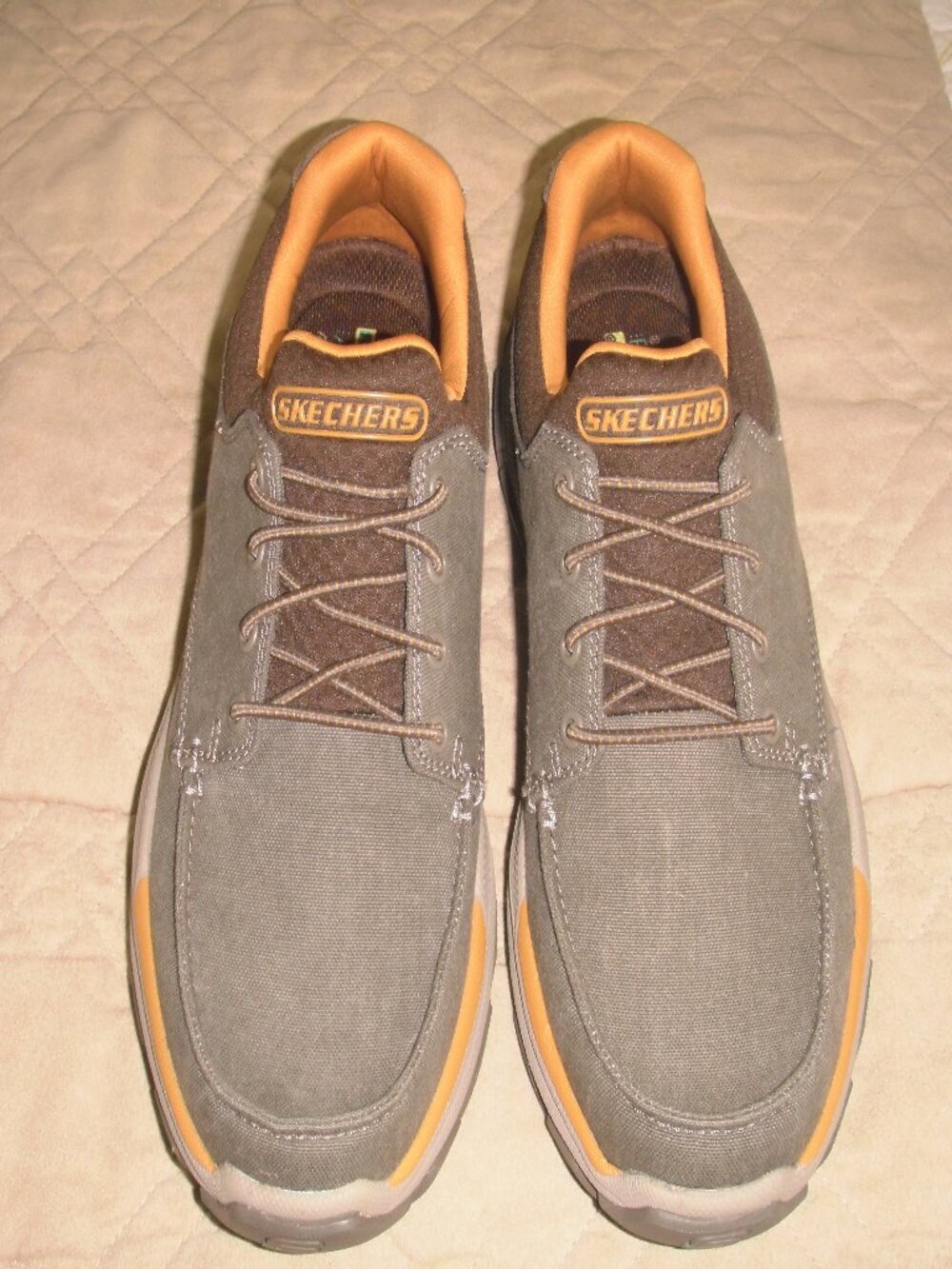Men's size 8.5 Sketchers Relax Fit Shoes